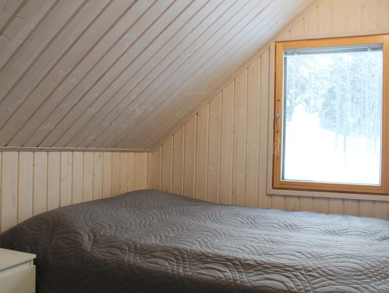Vila Hiekkaranta viršutiniame aukšte miegamasis dvigulė lova