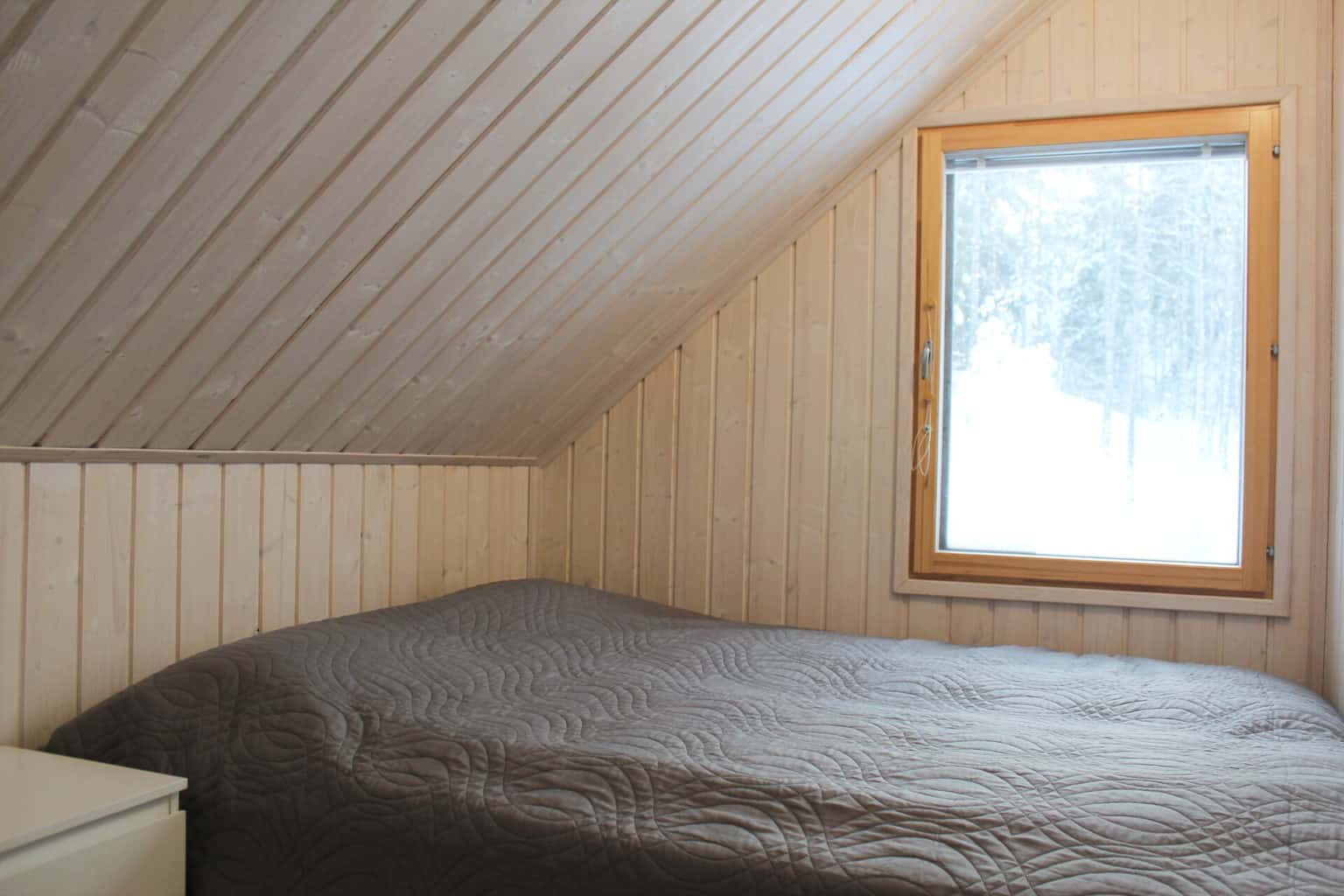 Vila Hiekkaranta viršutiniame aukšte miegamasis dvigulė lova
