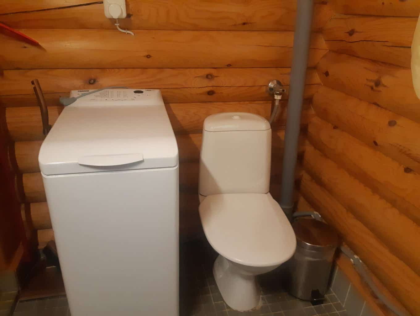 Villa Raikala Toilette und Waschmaschine