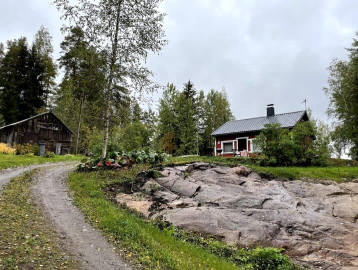 Villa Rock Saimaa vaizdas į kotedžą ir sodą